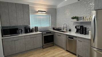 Réfrigérateur, micro-ondes, four, plaque de cuisson