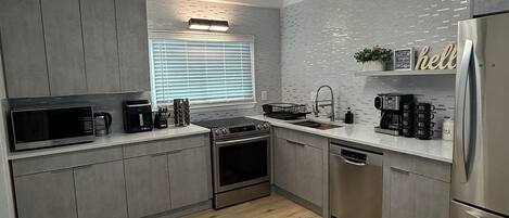 Réfrigérateur, four à micro-ondes, un four, surface de cuisson