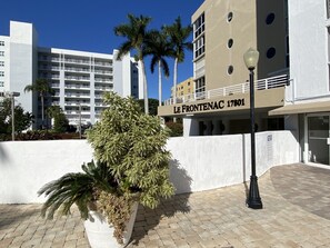 Exterior - Close to the BEACH-Cozy 2 bedroom & 2 bath with private balconies & heated pool (Sunny Isles Beach)