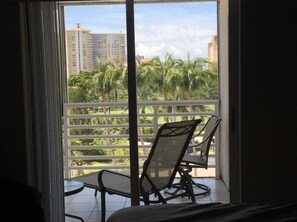 Interior - Close to the BEACH-Cozy 2 bedroom & 2 bath with private balconies & heated pool (Sunny Isles Beach)