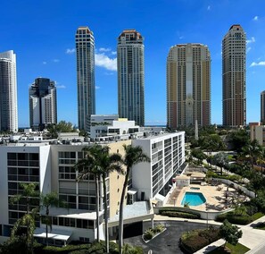Exterior - Close to the BEACH-Cozy 2 bedroom & 2 bath with private balconies & heated pool (Sunny Isles Beach)