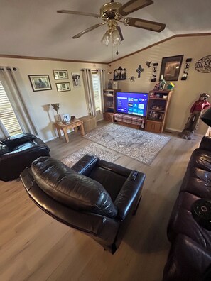 Living area - Beautiful 3-bedroom house with AC in charming Ruidoso Downs (Ruidoso Downs)