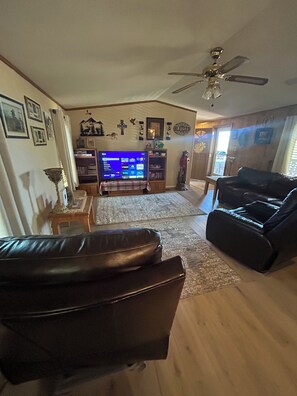 Living area - Beautiful 3-bedroom house with AC in charming Ruidoso Downs (Ruidoso Downs)