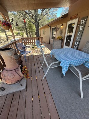 Outdoor dining - Beautiful 3-bedroom house with AC in charming Ruidoso Downs (Ruidoso Downs)