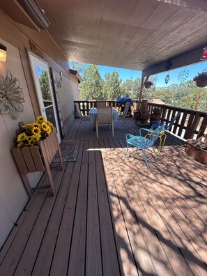 Terrace/patio - Beautiful 3-bedroom house with AC in charming Ruidoso Downs (Ruidoso Downs)