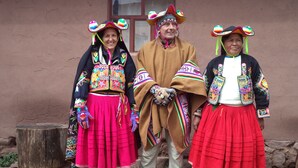 Een traditionele outfit met kleurrijke borduursels en een rode rok.