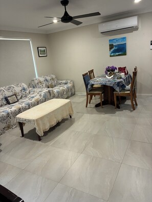 Smart-TV, DVD-Player, Bücher, Videothek