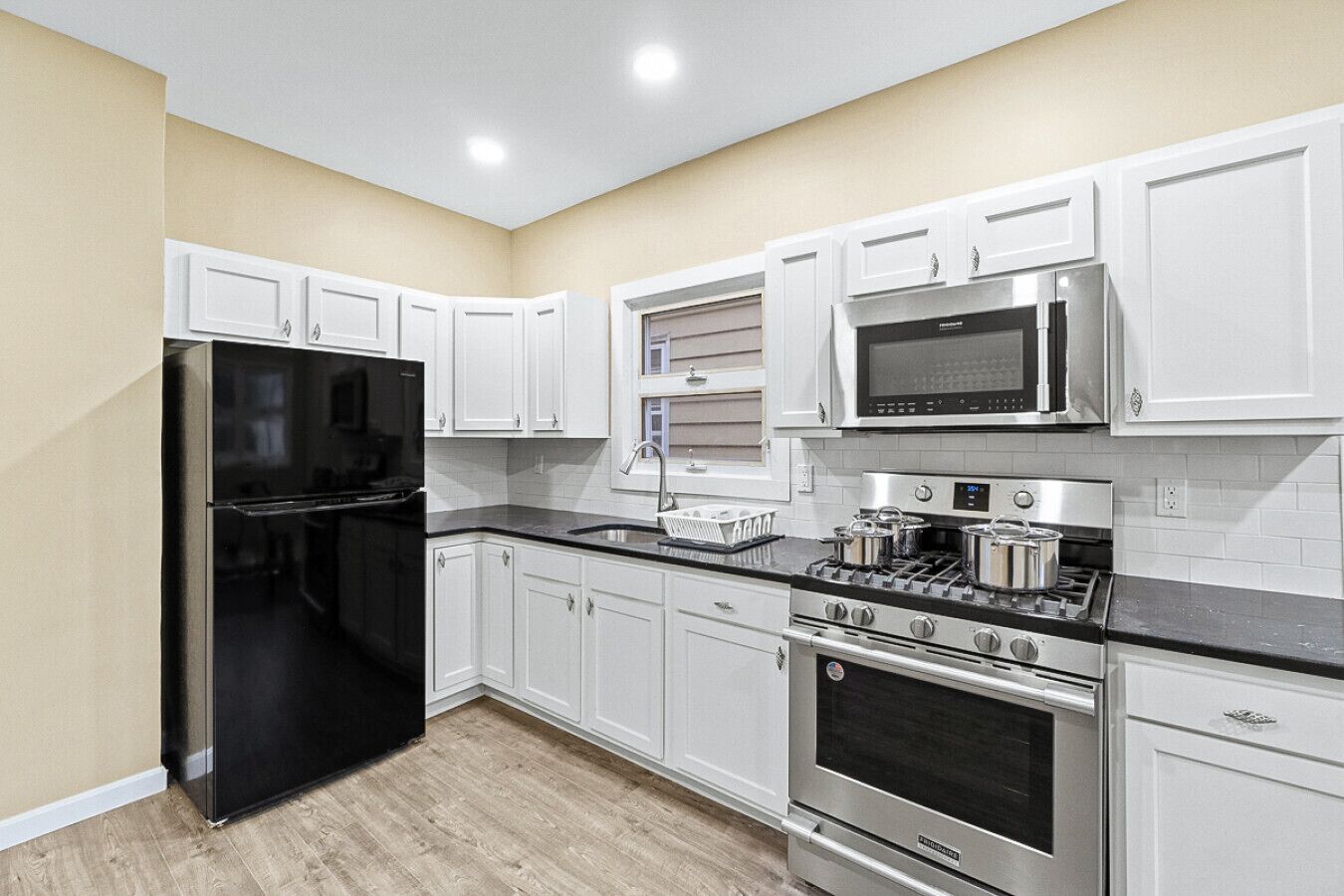 Kylskåp, mikrovågsugn, ugn och spishäll