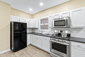 Jääkaappi, mikroaaltouuni, uuni, liesi