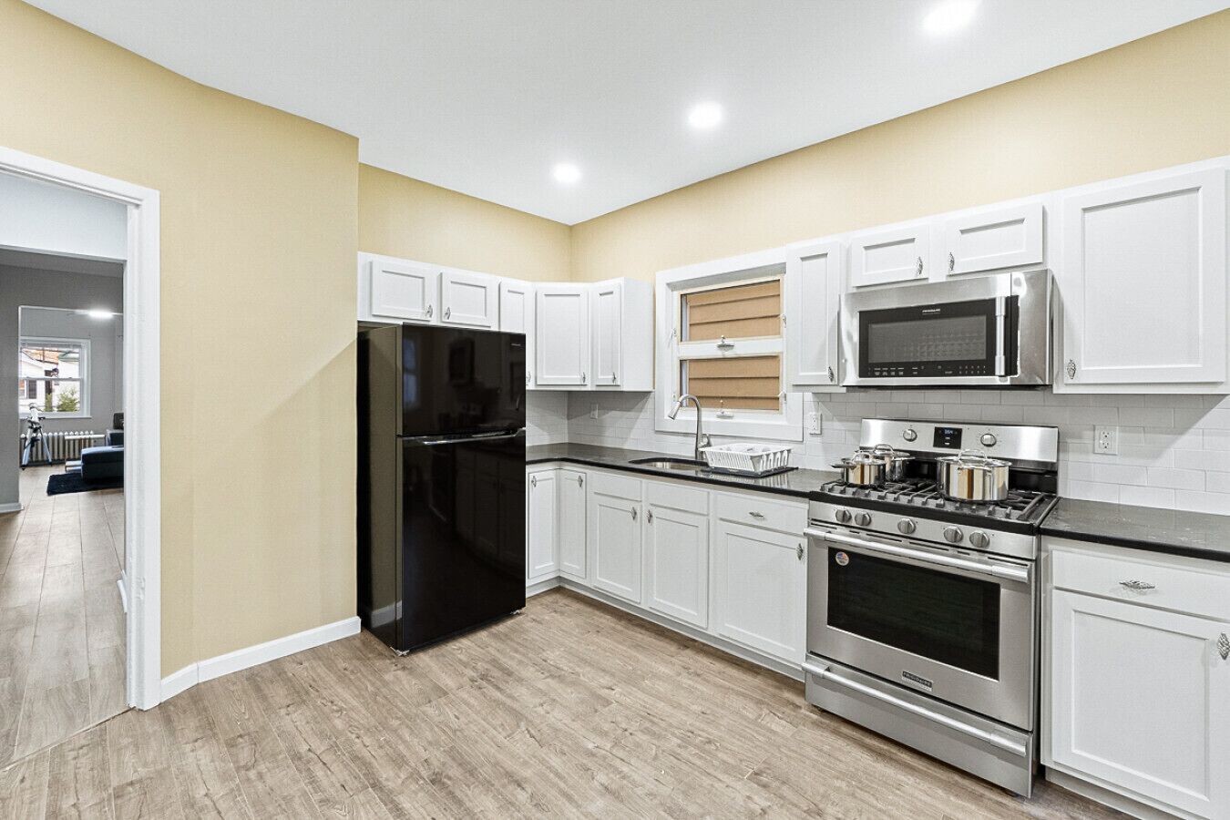 Frigorífico, microondas, horno y placa de cocina