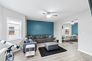 TV, video games, offices, computer monitors - Duplex|4Min Walk to NYC Train|Gameroom|Hotub+Sauna (Bayonne)