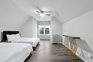 Työpöytä, silitysrauta/-lauta, vauvan matkasänky, Wi-Fi