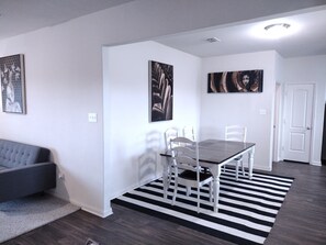 Dining - Tranquil 4-bedroom house in vibrant Dallas (Dallas)