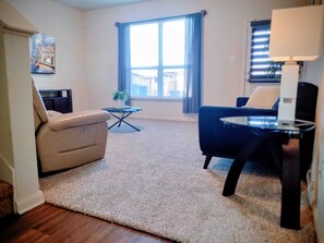 Living area - Tranquil 4-bedroom house in vibrant Dallas (Dallas)