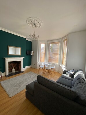 Living area - 2 Bed Boscombe Beauty by the Sea (Bournemouth)