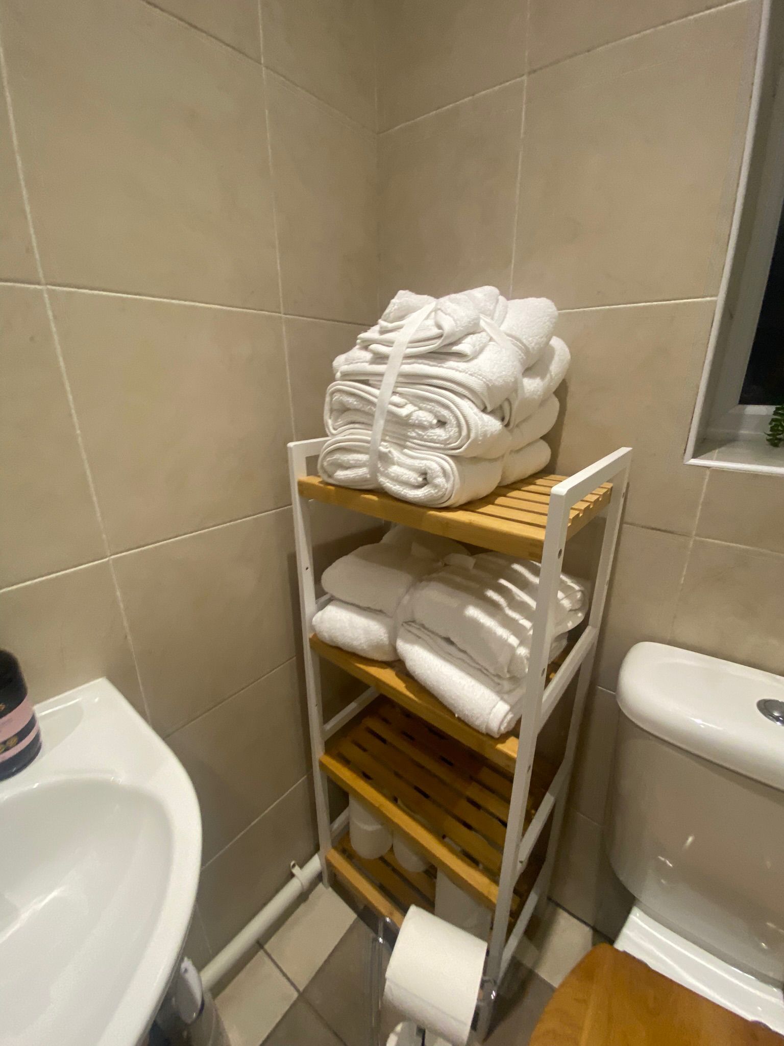 Haartrockner, Handtücher, Seife, Toilettenpapier