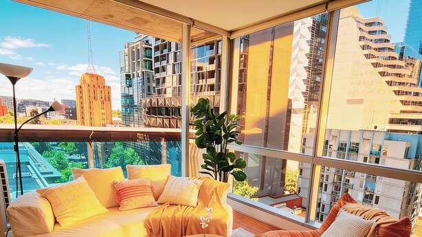 Living area - Spacious landmark in the heart of Mel CBD (Melbourne)