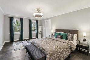 4 bedrooms, iron/ironing board, WiFi, bed sheets - Beautiful Home close to Airport, Mercedes-Benz, AmericasMart, and State Farm (East Point)