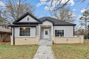 Exterior - Beautiful Home close to Airport, Mercedes-Benz, AmericasMart, and State Farm (East Point)