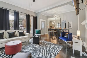 Smart TV - Beautiful Home close to Airport, Mercedes-Benz, AmericasMart, and State Farm (East Point)