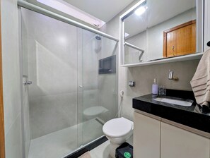 Shower, bidet, towels, soap - Silent Oasis in Leme / Copacabana (Rio de Janeiro)
