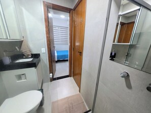Shower, bidet, towels, soap - Silent Oasis in Leme / Copacabana (Rio de Janeiro)