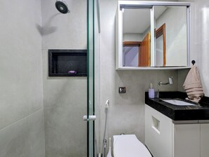 Shower, bidet, towels, soap - Silent Oasis in Leme / Copacabana (Rio de Janeiro)