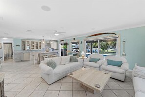 House | 3 bedrooms, desk, Internet - Waterfront Retreat With Pool Tiki Bar Boat Dock (Palm Coast)