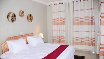 Caja de seguridad en la habitación y escritorio