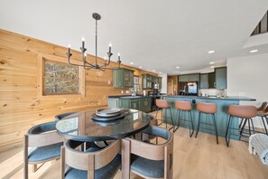 Dining - Peaceful Retreat Near Skiing–Sugar View Chalet (Banner Elk)