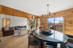 TV, fireplace, table football - Peaceful Retreat Near Skiing–Sugar View Chalet (Banner Elk)