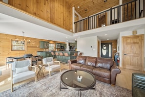 TV, fireplace, table football - Peaceful Retreat Near Skiing–Sugar View Chalet (Banner Elk)