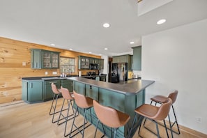 Fridge, microwave, oven, stovetop - Peaceful Retreat Near Skiing–Sugar View Chalet (Banner Elk)