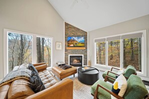 TV, fireplace - Cozy Cottage in Yonahlossee Racquet Club (Boone)