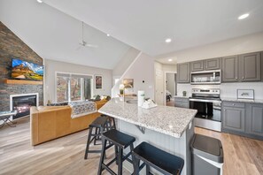 Fridge, microwave, oven, stovetop - Cozy Cottage in Yonahlossee Racquet Club (Boone)