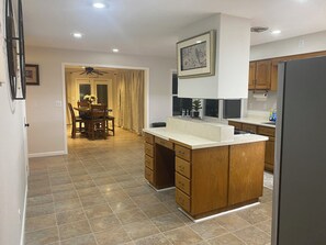 Fridge, microwave, oven, stovetop - Spacious 7-bedroom farmhouse in peaceful Montgomery City with AC (Montgomery City)