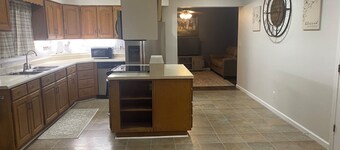 Spacious 7-bedroom farmhouse in peaceful Montgomery City with AC