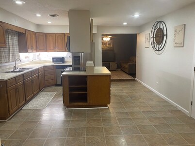 Spacious 7-bedroom farmhouse in peaceful Montgomery City with AC