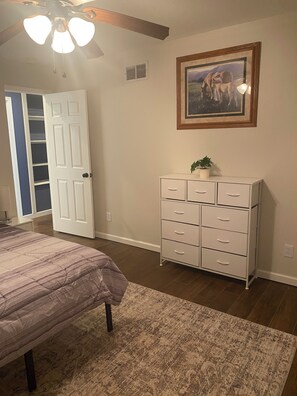 7 bedrooms, free WiFi, bed sheets - Spacious 7-bedroom farmhouse in peaceful Montgomery City with AC (Montgomery City)