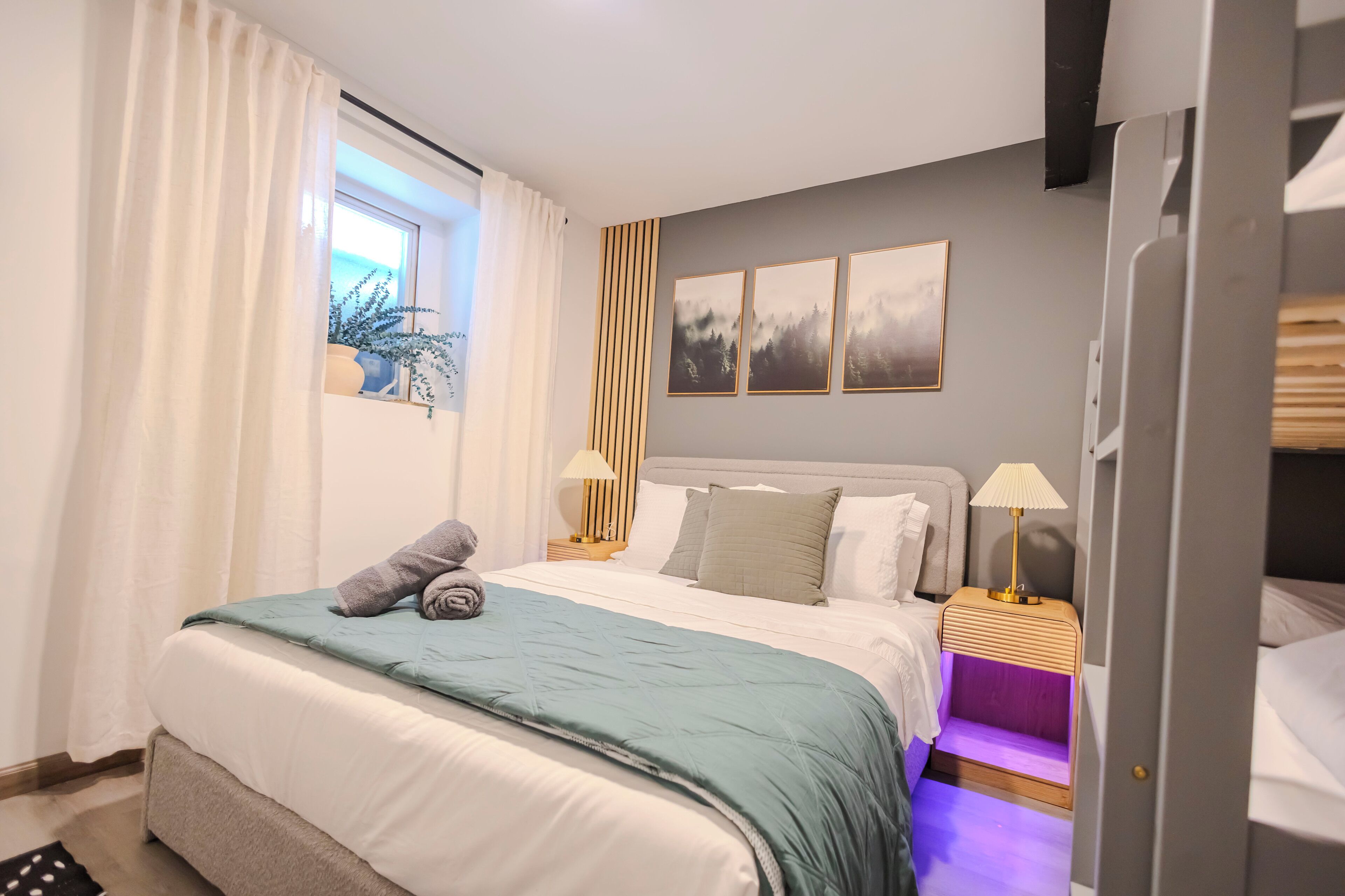 4 bedrooms, iron/ironing board, WiFi, bed sheets