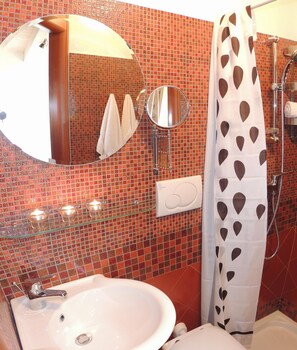 Chuveiro, secador de cabelo, toalhas de banho 