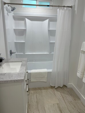 Hair dryer, towels, soap, toilet paper - Updated 2-bedroom 2-bath near Beach and Downtown. AC and EV Charging (Santa Barbara)