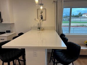 Dining - Updated 2-bedroom 2-bath near Beach and Downtown. AC and EV Charging (Santa Barbara)
