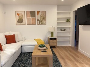 Smart TV - Updated 2-bedroom 2-bath near Beach and Downtown. AC and EV Charging (Santa Barbara)
