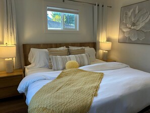 2 bedrooms, free WiFi, bed sheets - Updated 2-bedroom 2-bath near Beach and Downtown. AC and EV Charging (Santa Barbara)