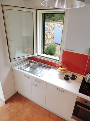 Frigorifero, microonde, forno, piano cottura