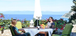 Outdoor dining - Villa Vista Splendida -Agios Nikitas Nature Villas (Lefkada)