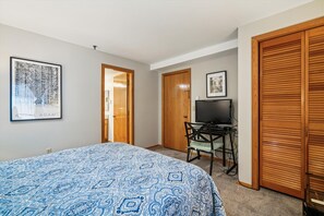 1 bedroom, free WiFi, bed sheets - Ski-in queen hotel room with pool, hot tub, and Wi-Fi. (Killington)