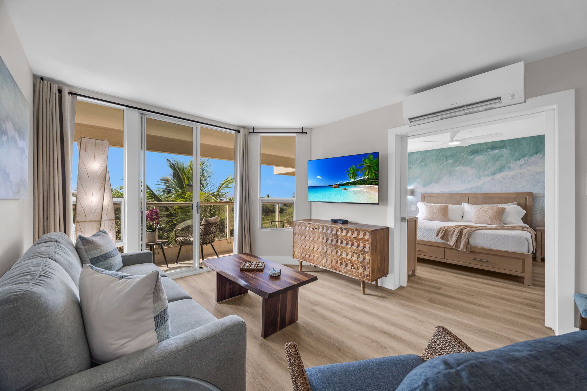 Luxury Condo, Air conditioning, Beachside | Living area