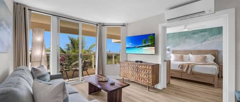 Luxury Condo, Air conditioning, Beachside | Living area